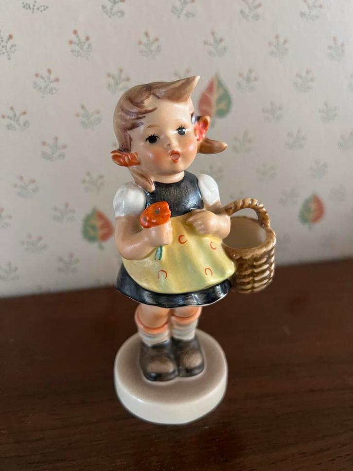 Hummel Beeldje Meisje met Mand, Antiek en Kunst, Antiek | Keramiek en Aardewerk, Ophalen of Verzenden