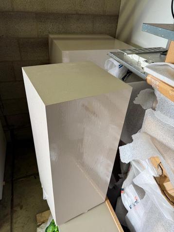 Hoge Handgemaakte bijzettafel met glans beschikbaar voor biedingen