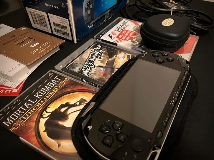 Sony PSP + Extra’s, Spelcomputers en Games, Spelcomputers | Sony PSP, Gebruikt, PSP, Zwart, Met games, Ophalen of Verzenden