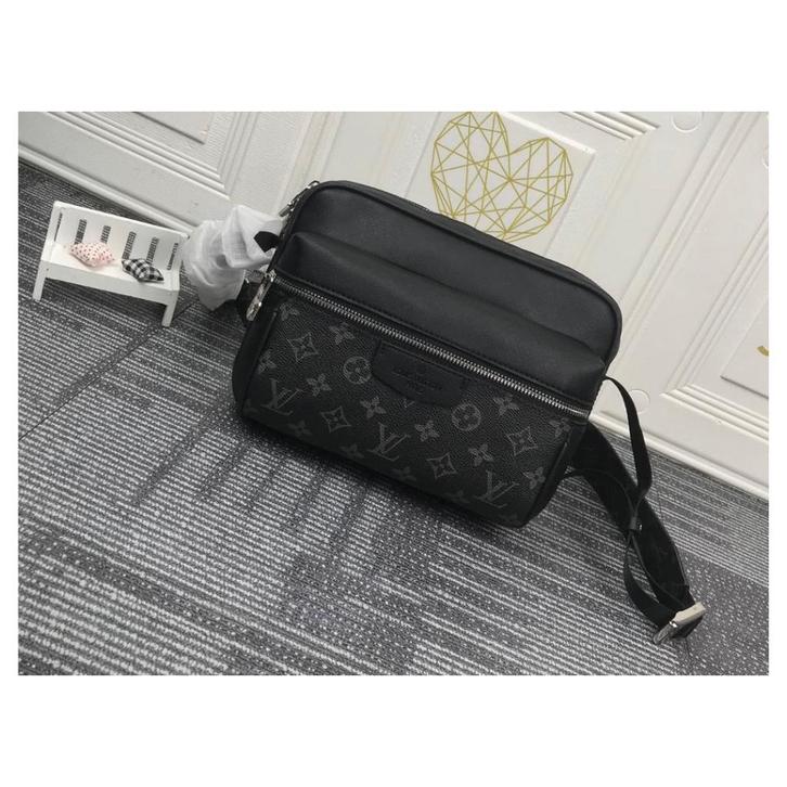 Louis Vuitton Outdoor Messenger Bag Nieuw !, Sieraden, Tassen en Uiterlijk, Tassen | Schoudertassen, Nieuw, Zwart, Leer, Ophalen of Verzenden