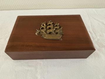 Antieke houten kist met schip op het deksel.  beschikbaar voor biedingen