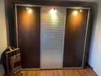 Grote notenhouten kledingkast met halogeenspots en spiegel, 200 cm of meer, Zo goed als nieuw, 200 cm of meer, 50 tot 75 cm