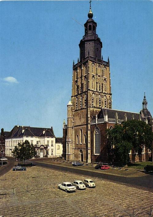 Zutphen, St. Walburgskerk met Stadhuis - VW-kever - 1977 gel, Verzamelen, Ansichtkaarten | Nederland, Gelopen, Gelderland, 1960 tot 1980