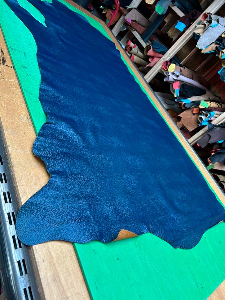 Donker blauw kalfs halve huid 1.3 mm dikte soepel A-53, Hobby en Vrije tijd, Stoffen en Lappen, Zo goed als nieuw, Leer of Kunstleer