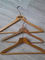 Set van 3 houten vintage kledinghangers, Ophalen of Verzenden, Zo goed als nieuw, Hout, Volwassenen