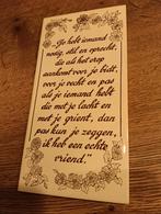 Vintage tegeltje met tekst over vriendschap., Huis en Inrichting, Woonaccessoires | Tekstborden en Spreuken, Ophalen of Verzenden