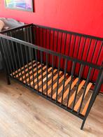 Mooi ledikantje zwart met dekbed, kussen, laken en overtrek, Kinderen en Baby's, Ophalen, Zo goed als nieuw, Minder dan 140 cm