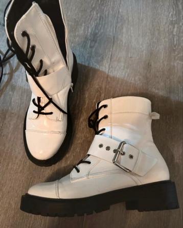 Witte combat boots beschikbaar voor biedingen