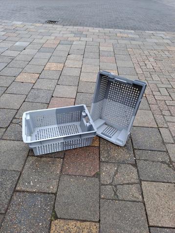 Geperforeerde nestbare stapelbakken stapelkratten beschikbaar voor biedingen