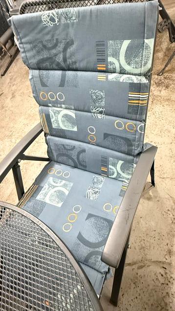 Metalen tuintafel met 4 stoelen – in zeer goede staat – €95 beschikbaar voor biedingen