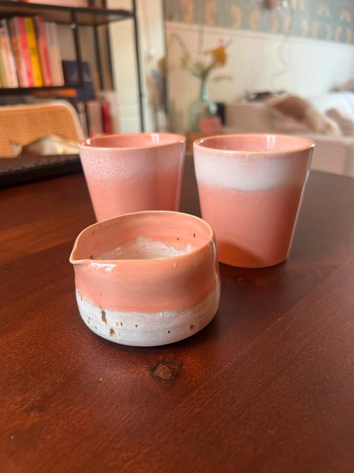 Handgedraaide Melk/ matcha kannetje met 2 koffie kopjes, Huis en Inrichting, Keuken | Servies, Gebruikt, Kop(pen) en/of Schotel(s)