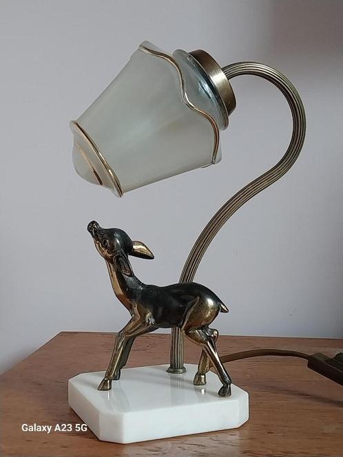 Art Deco tafellamp met zamac hertje en messing voet, Antiek en Kunst, Antiek | Lampen, Ophalen of Verzenden