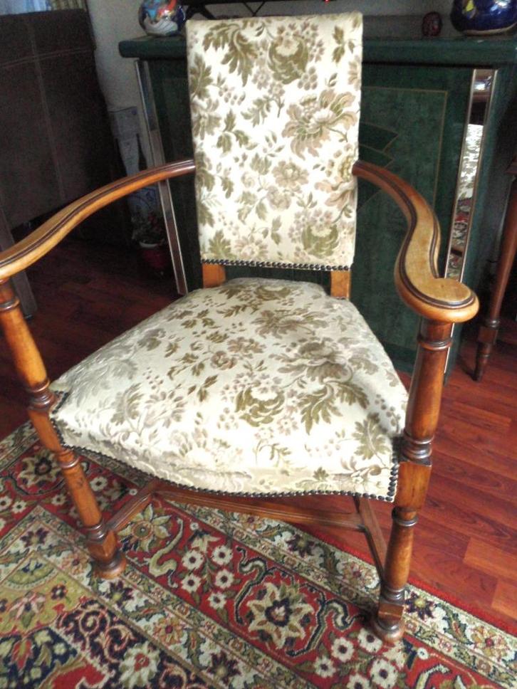 Mooie  Antieke Vruchtenhouten stoel, Antiek en Kunst, Antiek | Meubels | Stoelen en Banken, Ophalen