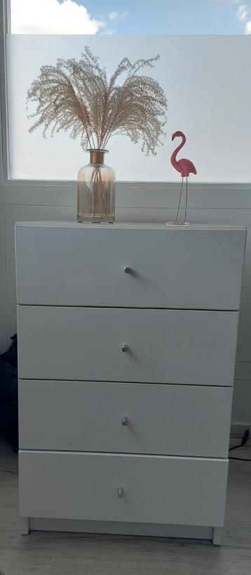 Mooie witte ladenkast (hoogglans)