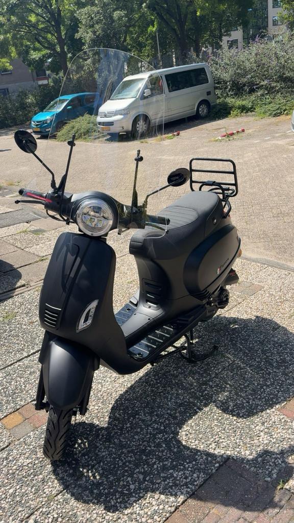 Senzo RivaLux matzwart snorscooter, Fietsen en Brommers, Snorfietsen en Snorscooters, Zo goed als nieuw, Overige merken, Benzine