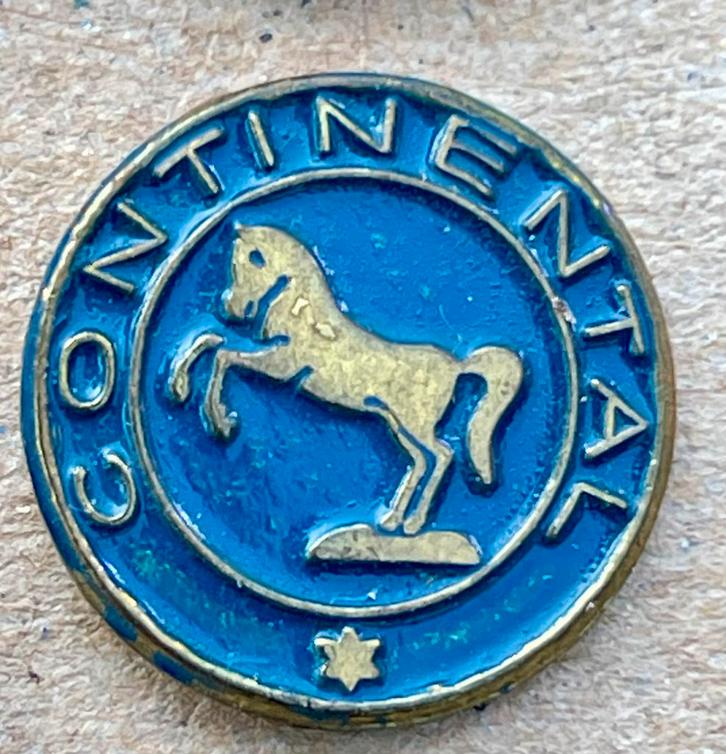 Vintage speldje met de tekst "CONTINENTAL", Verzamelen, Speldjes, Pins en Buttons, Zo goed als nieuw, Ophalen of Verzenden