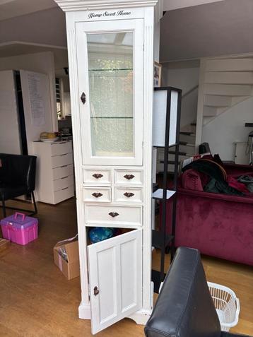 Leuke vitrine kast bijna gratis op te halen  beschikbaar voor biedingen