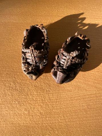 Miniatuur leren schoentjes beschikbaar voor biedingen