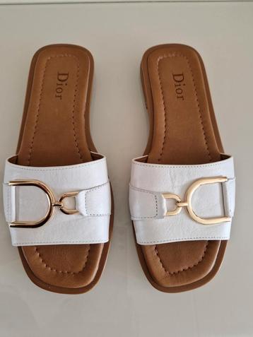 Super leuke "DIOR" slippertjes wit, zijn 2x gedragen . beschikbaar voor biedingen