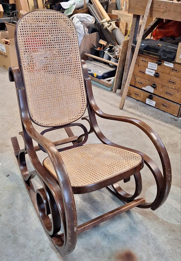 Thonet-stijl Schommelstoel met Webbing, Huis en Inrichting, Stoelen, Gebruikt, Eén, Hout, Riet of Rotan, Bruin, Ophalen