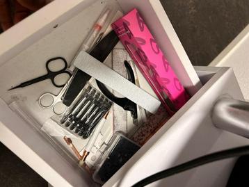 Witte nageltafel met stoel en nagelproducten. - afbeelding 4