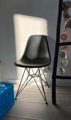 Te koop: Vitra Eames stoelen (2 st.), Huis en Inrichting, Stoelen, Zo goed als nieuw, Zwart, Ophalen