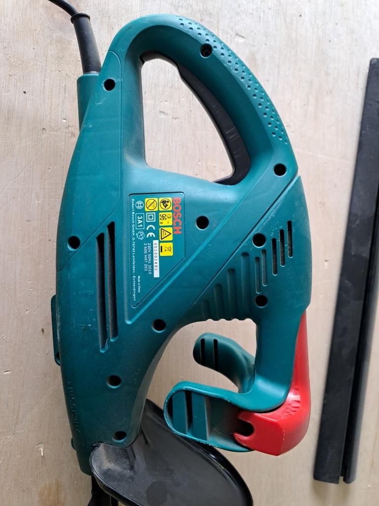 Bosch heggenschaar met bescherming hoes, Tuin en Terras, Ophalen of Verzenden, Zo goed als nieuw, Elektrisch, Bosch