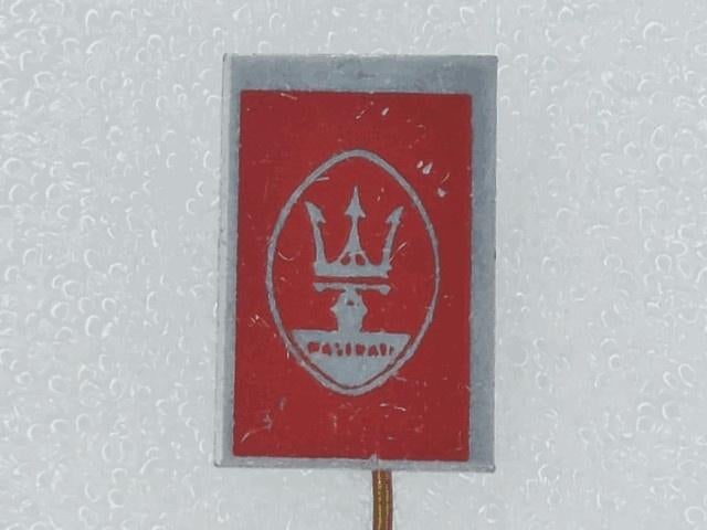 SP1780 Speldje Maserati rood, Verzamelen, Speldjes, Pins en Buttons, Ophalen of Verzenden, Gebruikt, Overige onderwerpen
