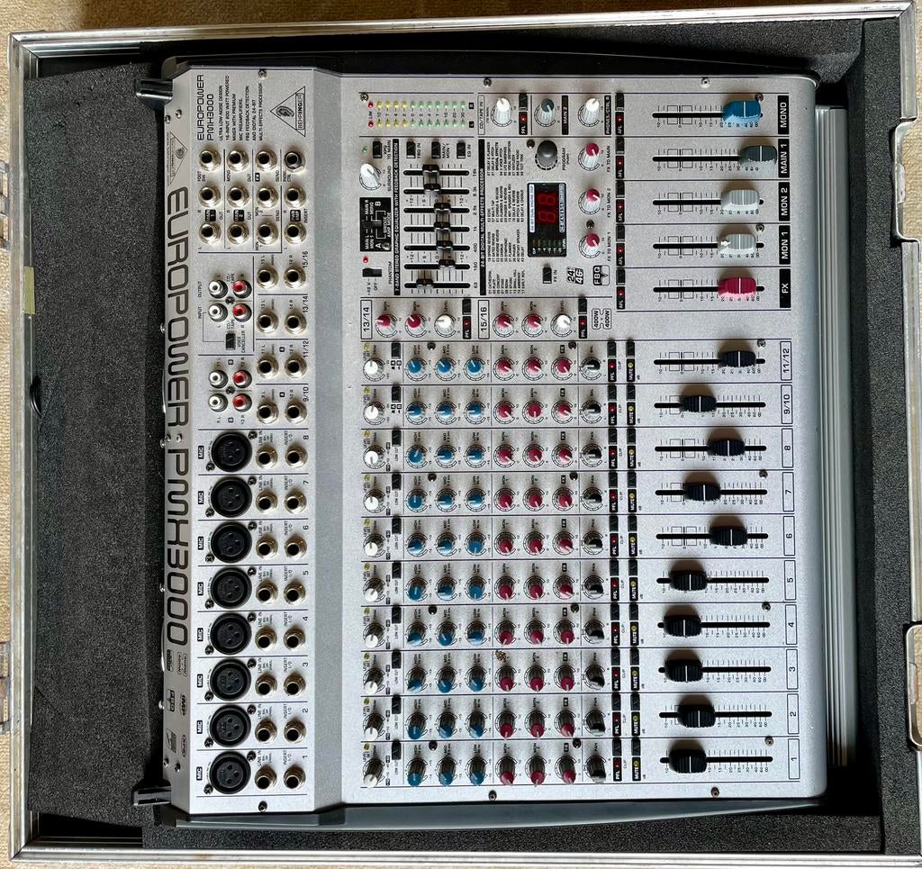 Behringer PMP3000 powermixer met solide flightcase, Ophalen, Zo goed als nieuw, 10 tot 20 kanalen