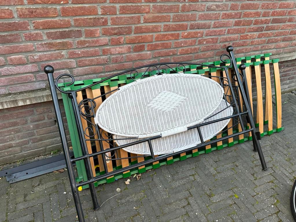 Gratis bed met wit rotan frame, Ophalen, Overige materialen, Gebruikt, Eenpersoons