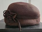 Mooie donkerbruine hoed, Kleding | Dames, Hoeden en Petten, Ophalen of Verzenden, Zo goed als nieuw