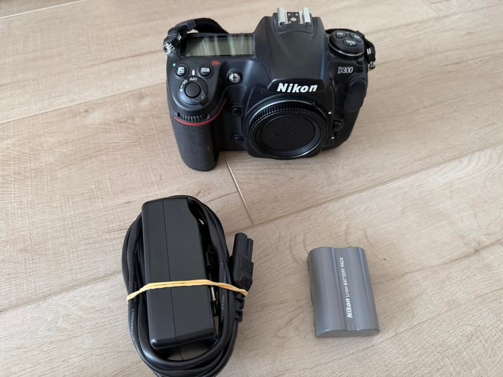 Nikon d300 body met oplader en batterij, Audio, Tv en Foto, Fotocamera's Digitaal, Ophalen of Verzenden, Zo goed als nieuw, Nikon