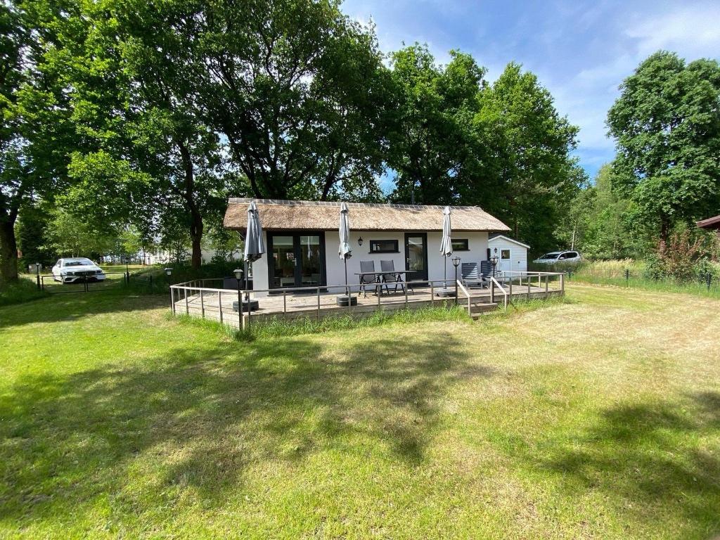 IDYLLISCH RIETGEDEKT CHALET OP WILSUMER BERGE., Ophalen of Verzenden, Zo goed als nieuw