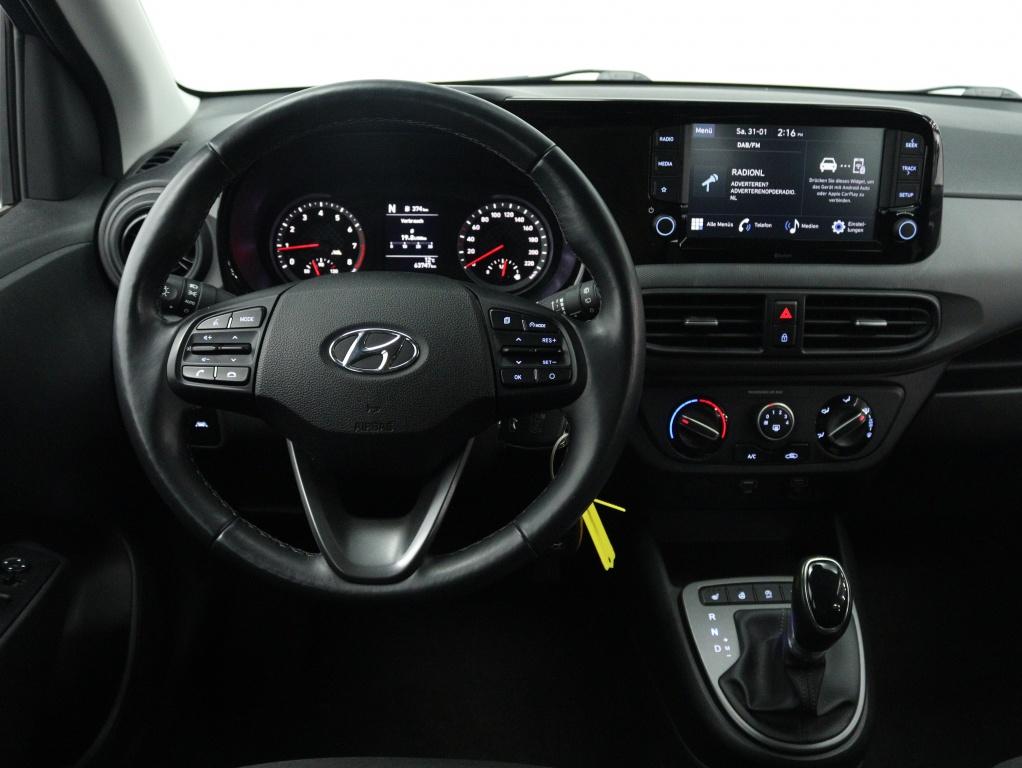 Hyundai i10 1.0 Comfort 5-zits Automaat | Carplay Navigatie, Auto's, Stof, Gebruikt, Euro 6, 899 kg