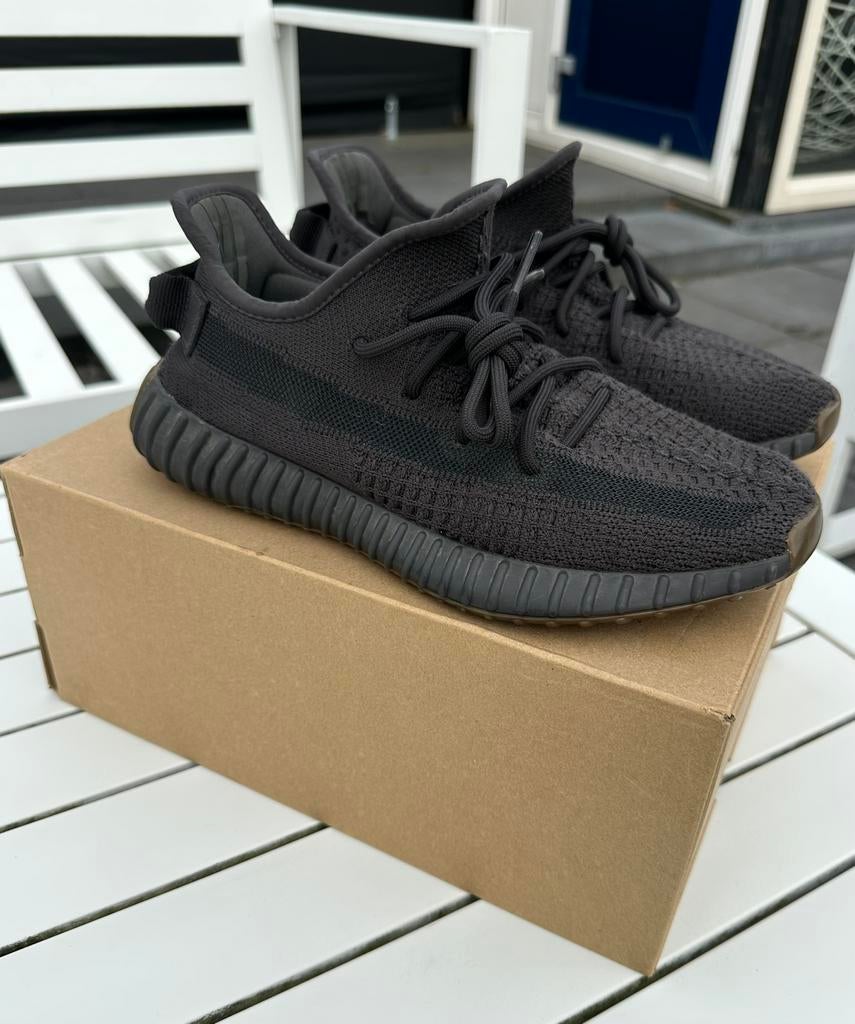 Adidas Yeezy 350 V2 Onyx – maat 41 1/3, Kleding | Heren, Schoenen, Zwart, Ophalen of Verzenden, Adidas Yeezy, Sneakers of Gympen