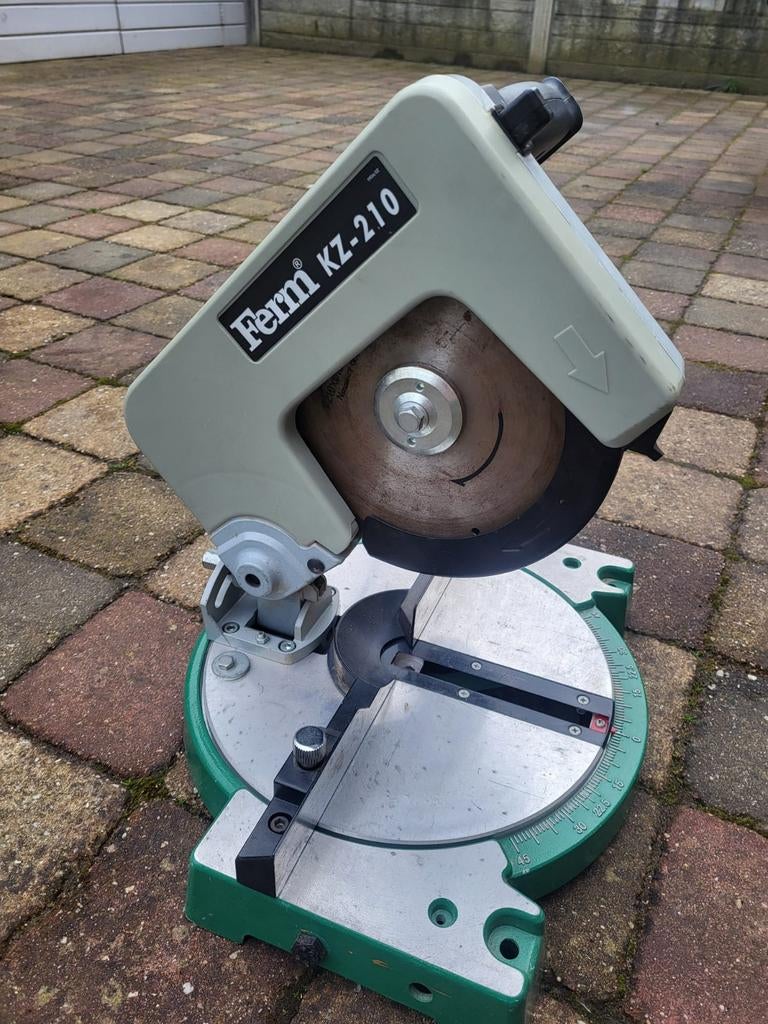 Ferm KZ210 Afkortzaag met 2 nieuwe zaagbladen, Gebruikt, 70 mm of meer, Ophalen of Verzenden, Ferm