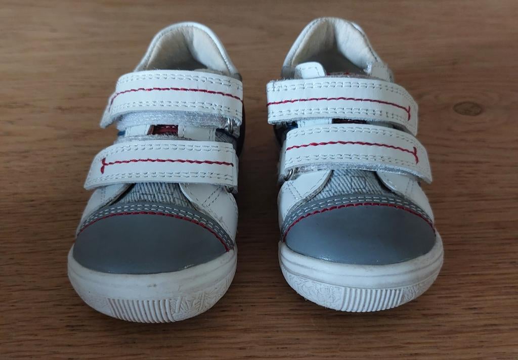 Leuke kinderschoenen met klittenbandsluiting, Kinderen en Baby's, Kinderkleding | Schoenen en Sokken, Ophalen, Schoenen, Zo goed als nieuw