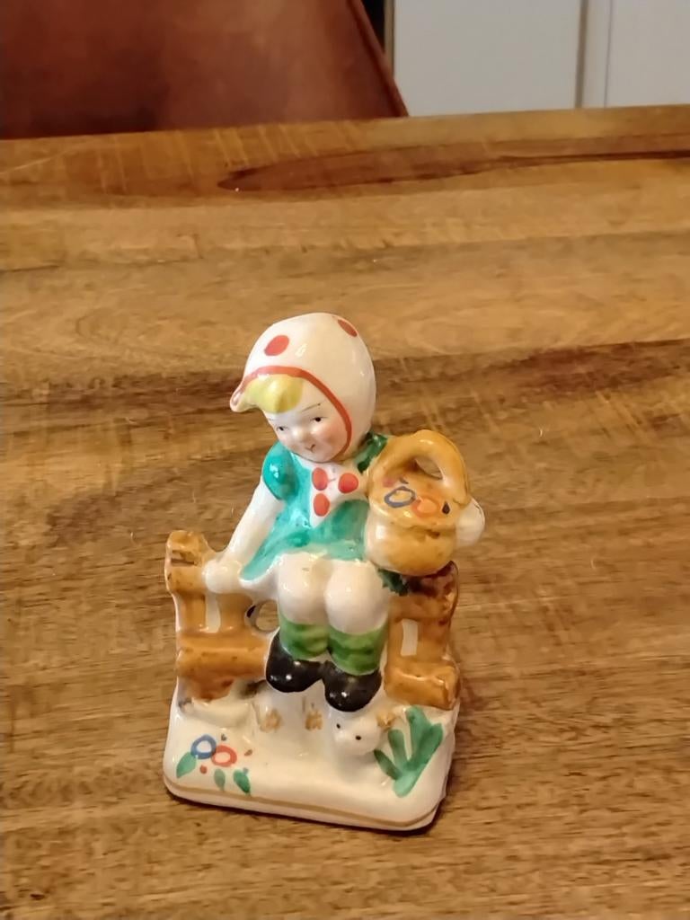 Vintage Beeldje Meisje met Mandje op Bankje, Ophalen of Verzenden, Gebruikt, Mens