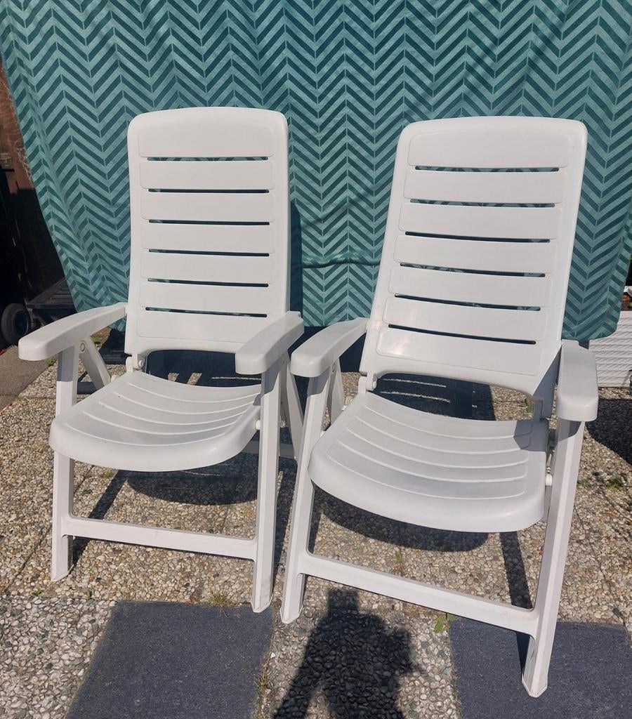 Twee nette stevige witte tuinstoelen, Ophalen, Gebruikt, Kunststof, Verstelbaar