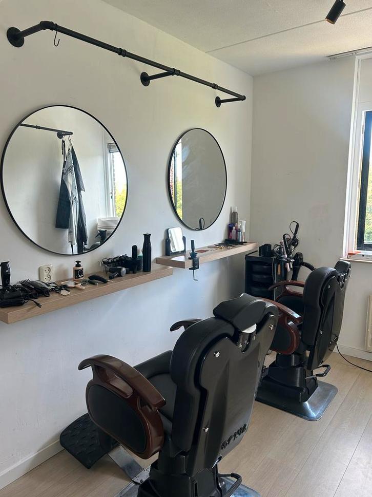 2x goede Barber stoelen Kappersstoelen, Huis en Inrichting, Stoelen, Gebruikt, Twee, Leer, Zwart, Ophalen