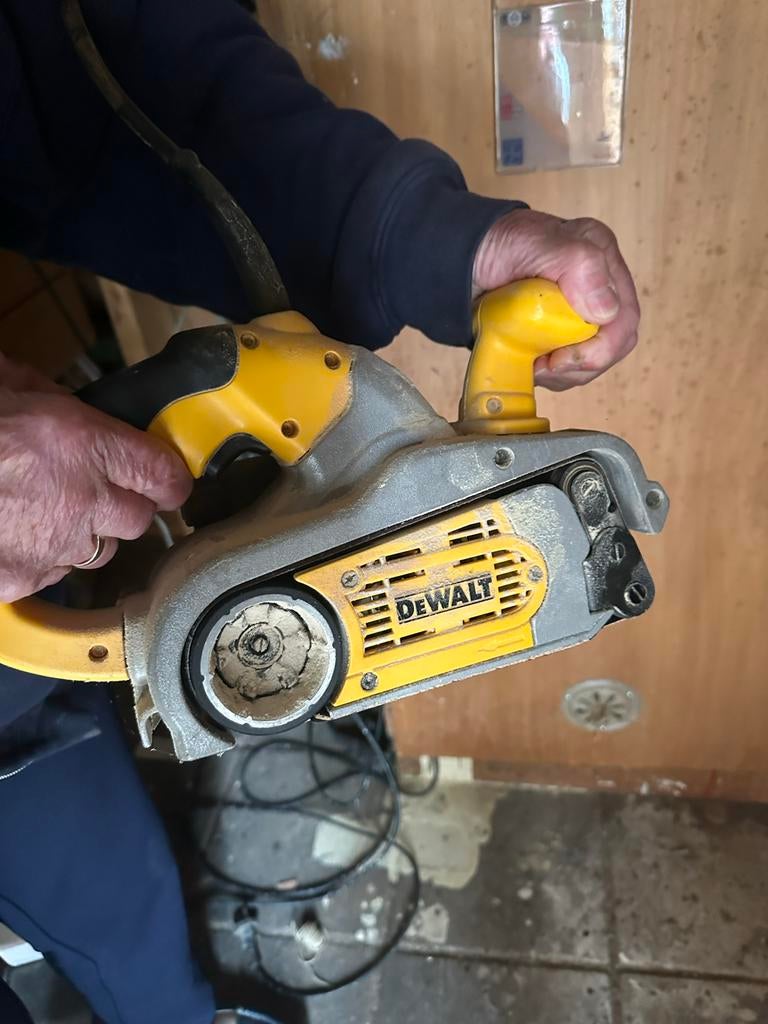 DeWalt bandschuurmachine, Doe-het-zelf en Verbouw, Gereedschap | Schuurmachines, Ophalen, Gebruikt, 600 tot 1200 watt, Bandschuurmachine