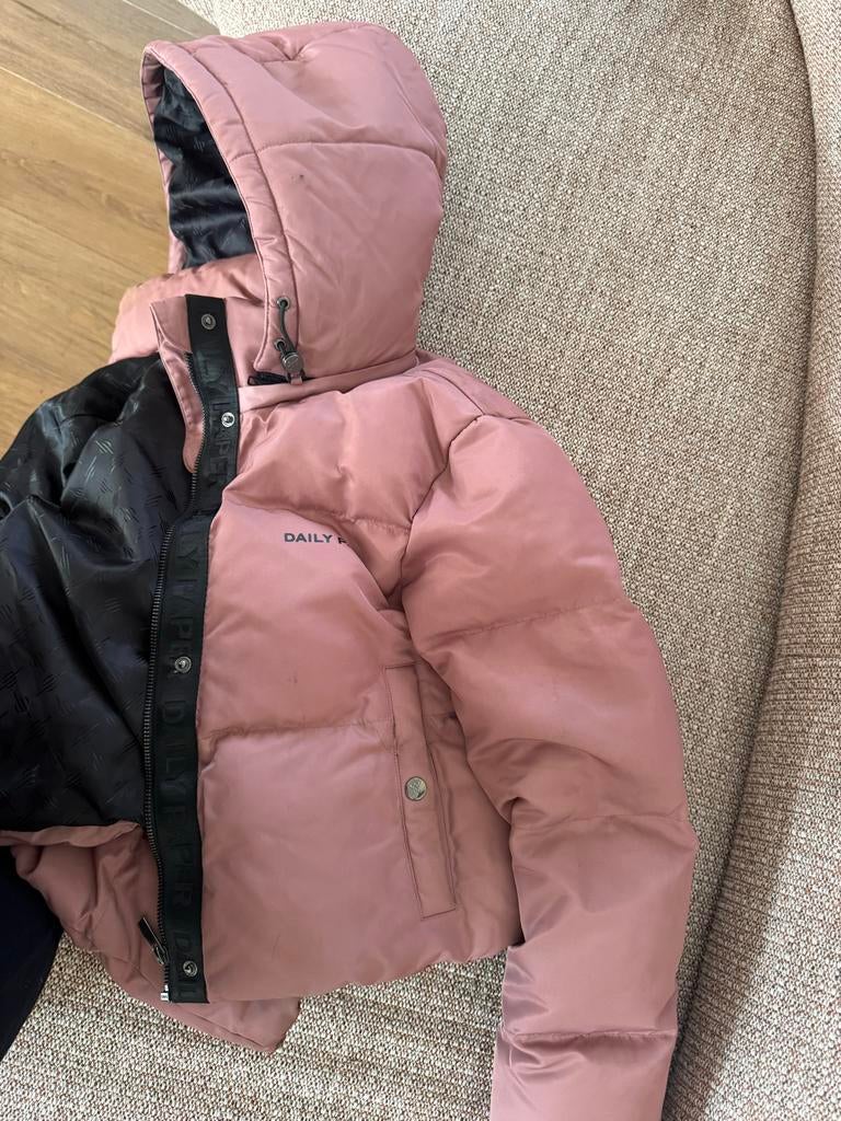 Daily Paper Puffer Jas Roze/Zwart Maat S, Kleding | Dames, Jassen | Winter, Ophalen of Verzenden, Gedragen, Maat 36 (S), Roze
