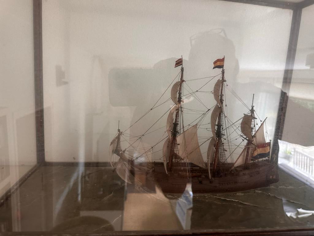 Prachtig handgemaakt houten zeilschip in glazen vitrine, Gebruikt, Ophalen, Overige merken, Groter dan 1:32