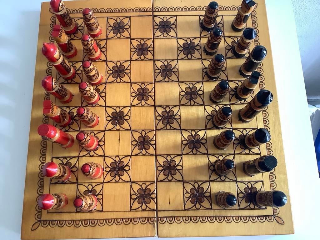 Uniek handgemaakt houten schaakspel, Ophalen of Verzenden, Zo goed als nieuw, Schaken