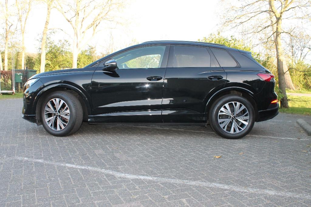 Audi Q4 e-tron 40 S-lin black edition 77kWh 204pk 2023 Zwart, Auto's, Automaat, Achterwielaandrijving, Parkeerassistent, Leder en Stof