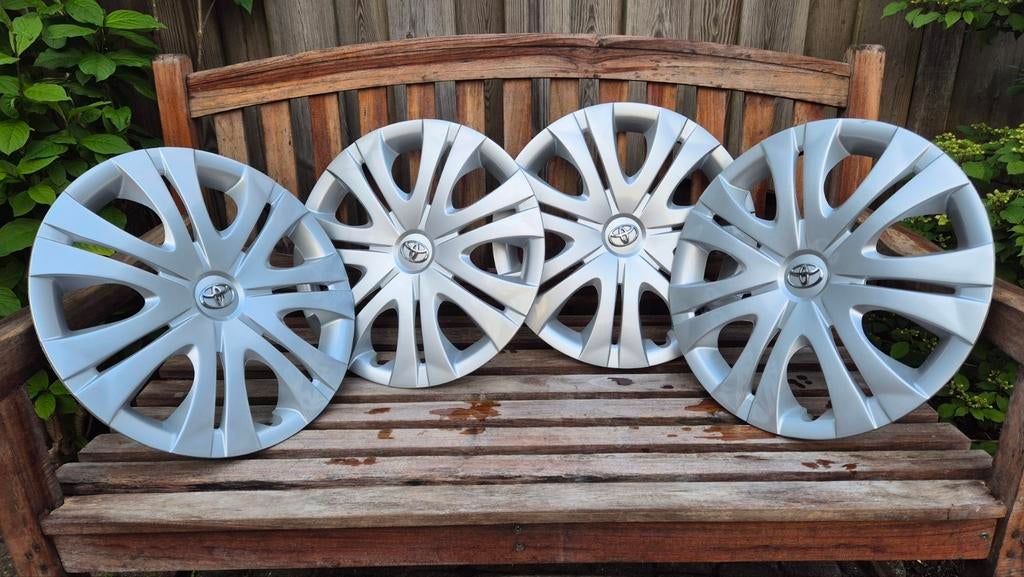Toyota wieldoppen 16 inch., Ophalen, Gebruikt
