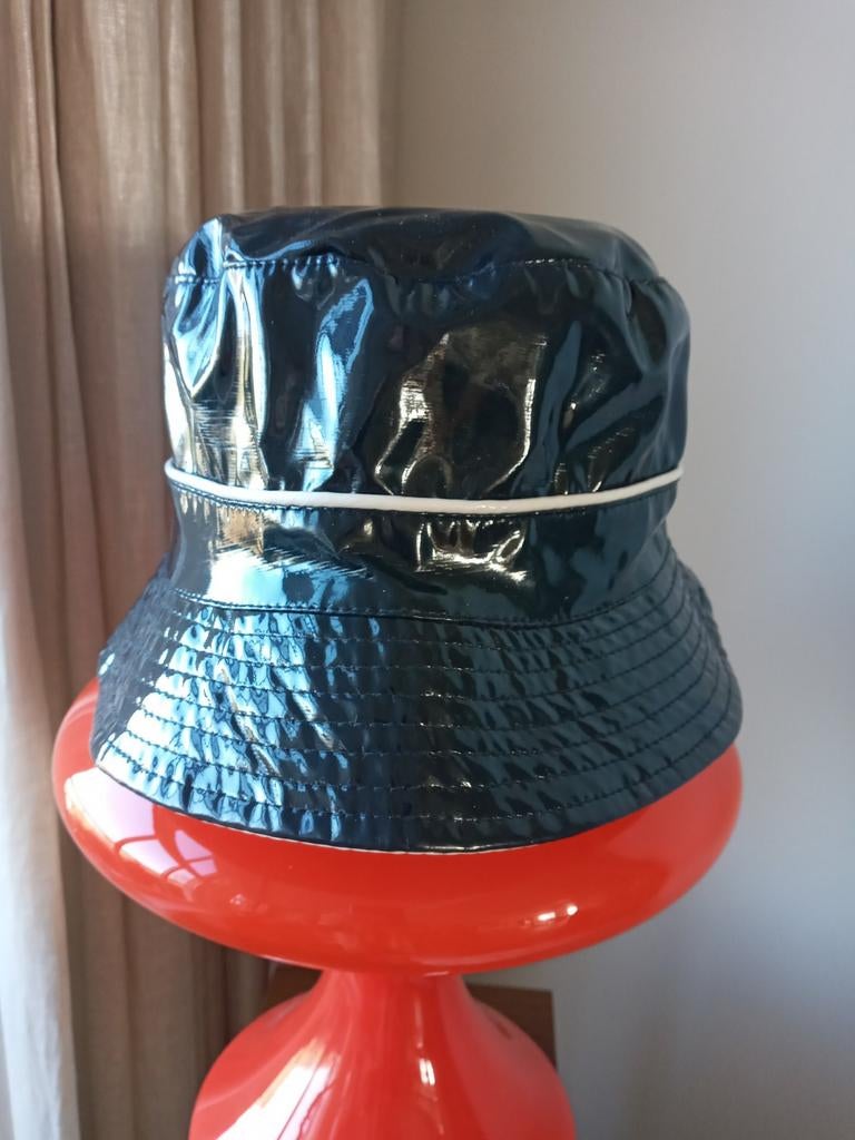 M leuke regenhoed kunststof lak donker blauw 1 witte baan, Kleding | Dames, Hoeden en Petten, 56 of 57 cm (M, 7 of 7⅛ inch), Hoed