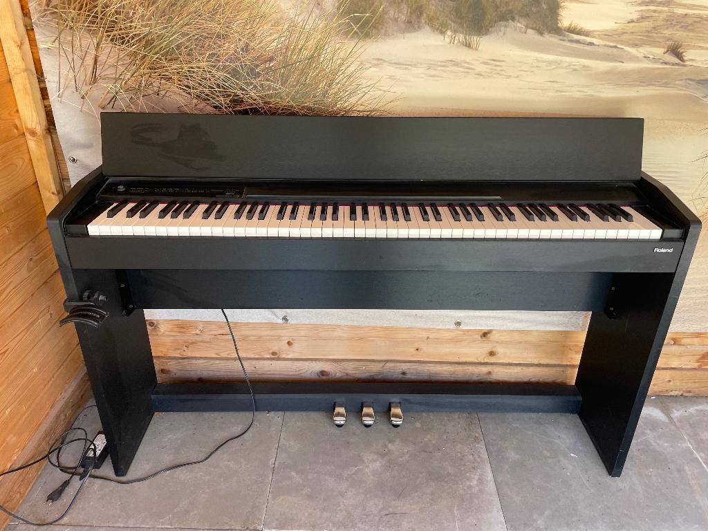 Digitale piano Roland F 110 Nette staat, Muziek en Instrumenten, Piano's, Ophalen, Gebruikt, Zwart, Digitaal
