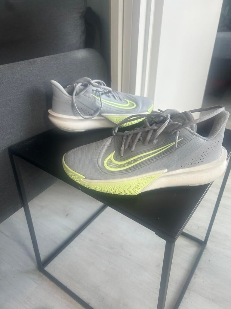 Nike basketbal/korfbalschoenen, Sport en Fitness, Korfbal, Ophalen, Zo goed als nieuw, Schoenen