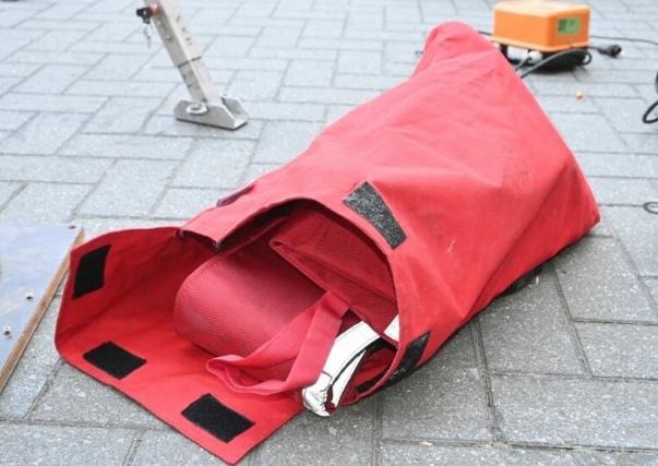 Zak met Donges beveiligingsmateriaal, Ophalen, Gebruikt